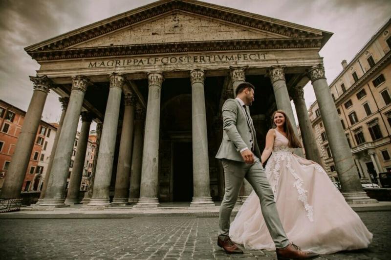 Orchestre de mariage classique jouant dans une église, mariés joyeux sortant, lumière douce